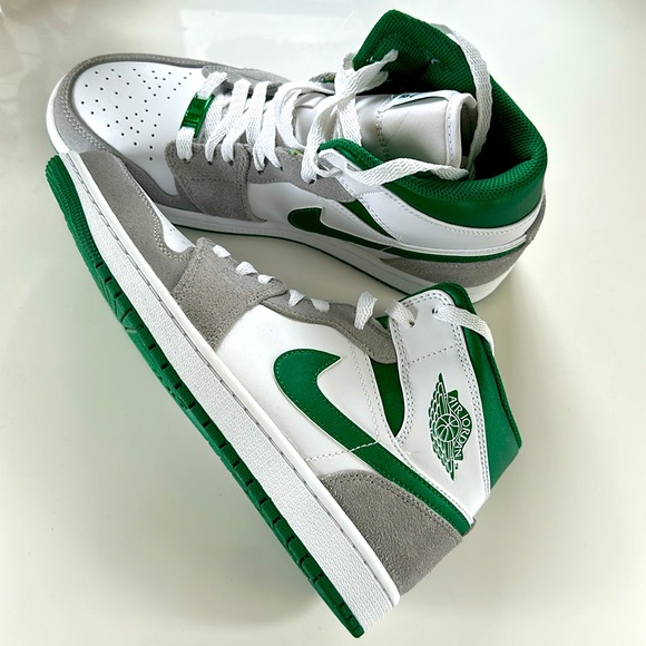 Air Jordan 1 Mid SE - Picture 1 of 7